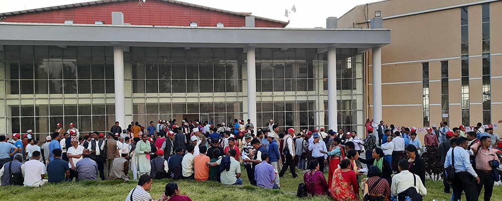 एमाले कर्णाली अधिवेशन : नामावली प्रकाशन नभएपछि भोट माग्दै उम्मेदवार