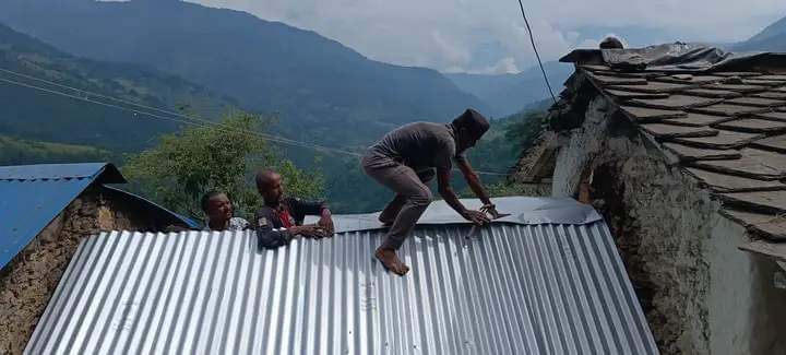 माओवादीको विशेष रुपान्तरण अभियान : दलित असाह्य महिलाको घरमा जस्तापता लगाइयो
