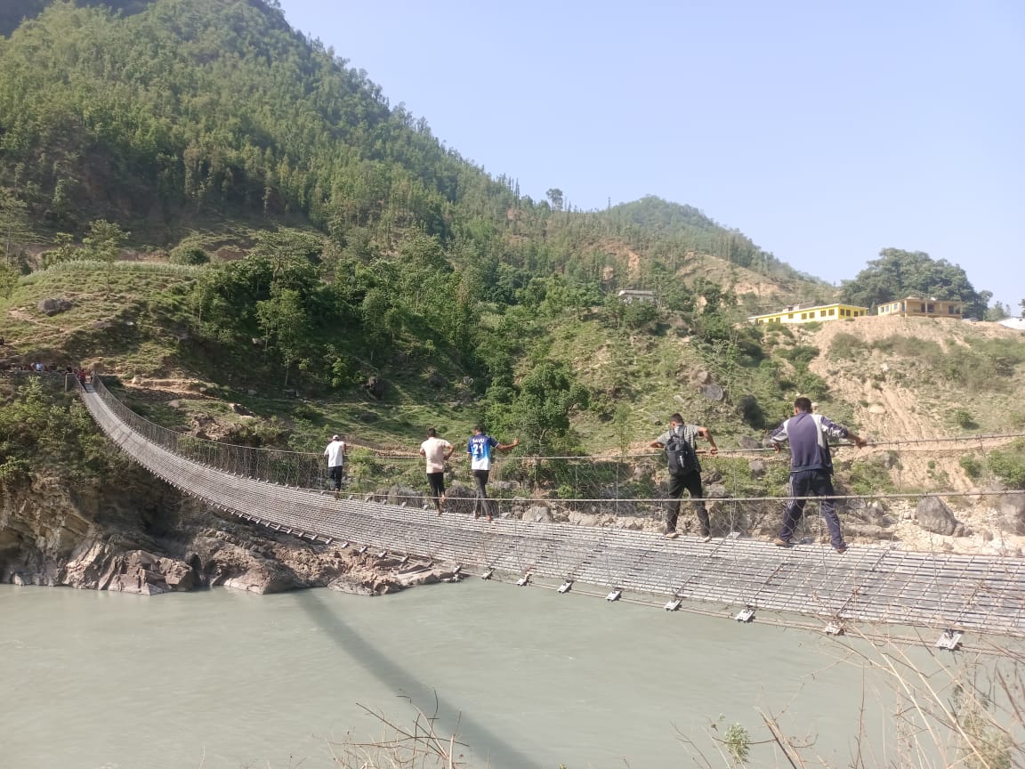 खच्चड फसेको पुल प्रयोगमा रोक, एक सय बढी विद्यार्थी प्रभावित