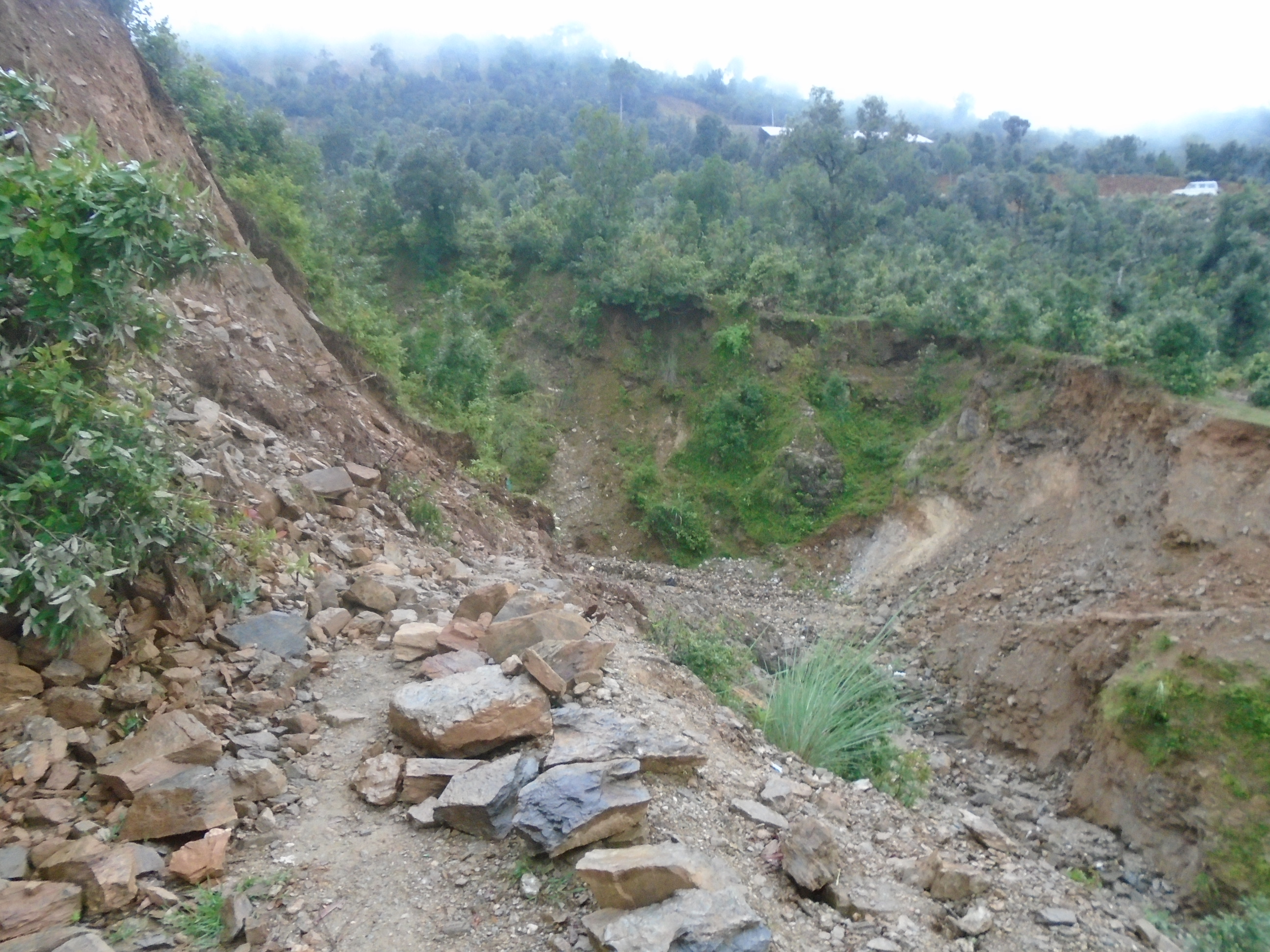 अछाममा जता सडक, उतै पहिरो