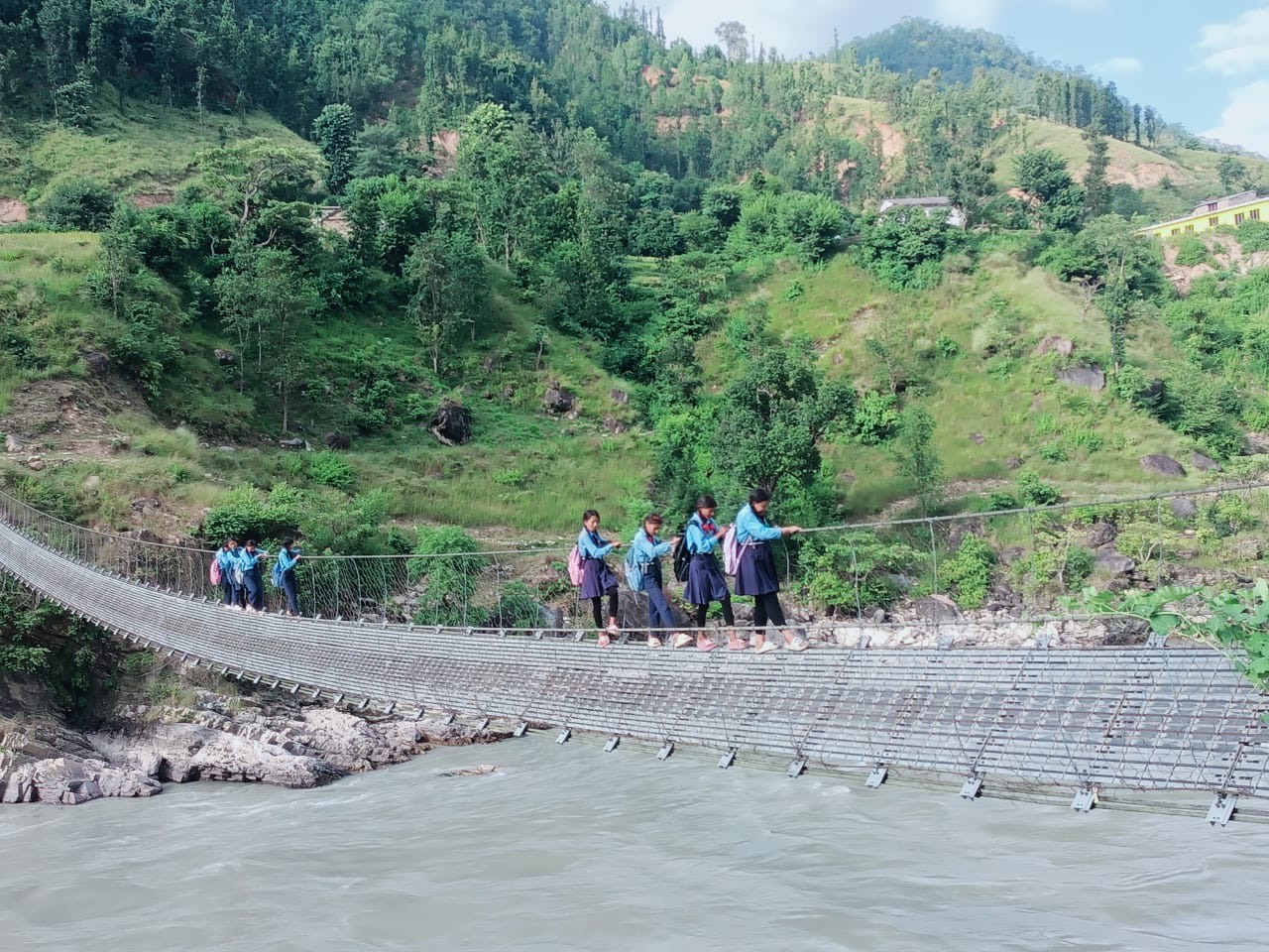लठ्ठा चुँडिएको पुलबाटै जोखिम यात्रा