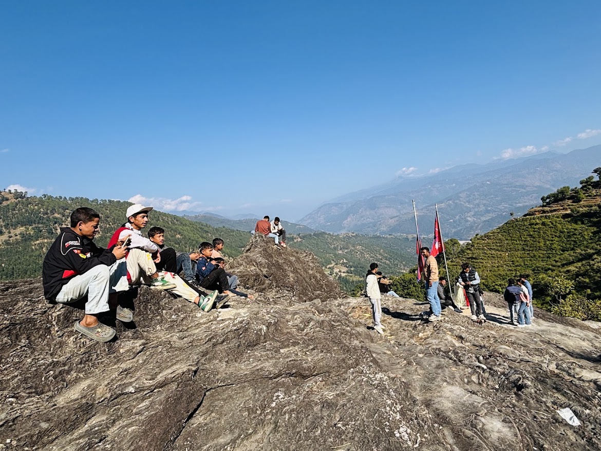 पर्यटकको आकर्षक गन्तव्य बन्दै लुंग्राको ऐतिहासिक फूल ढुंगा